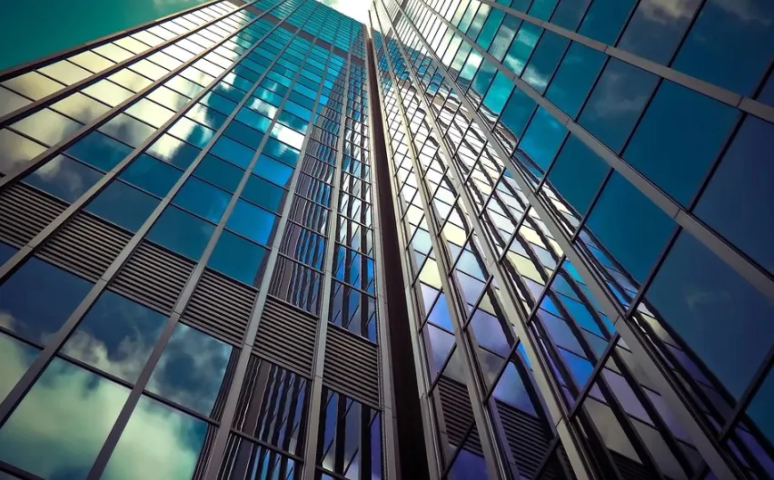 Bâtiment moderne en verre