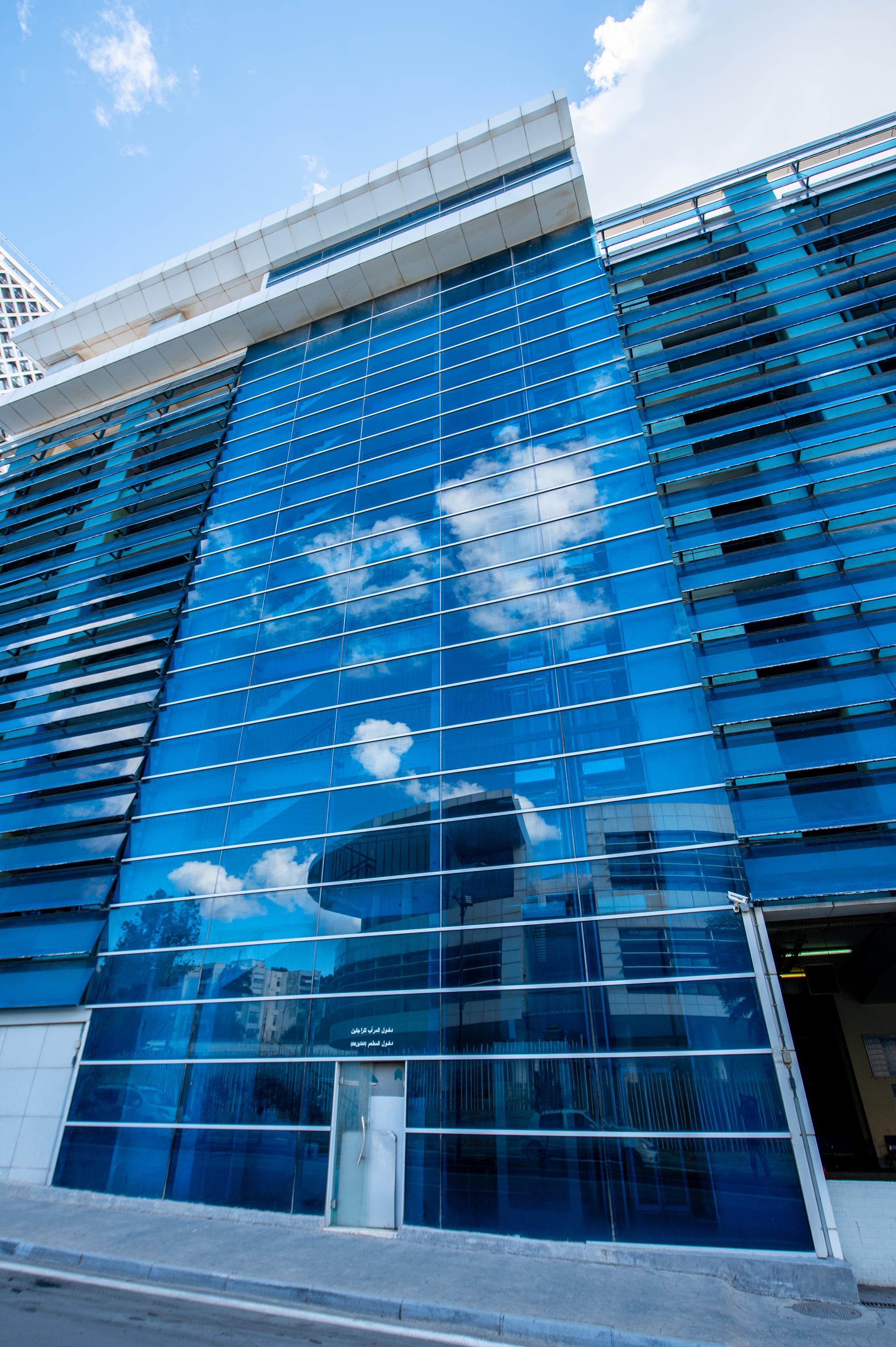 Bâtiment moderne en verre