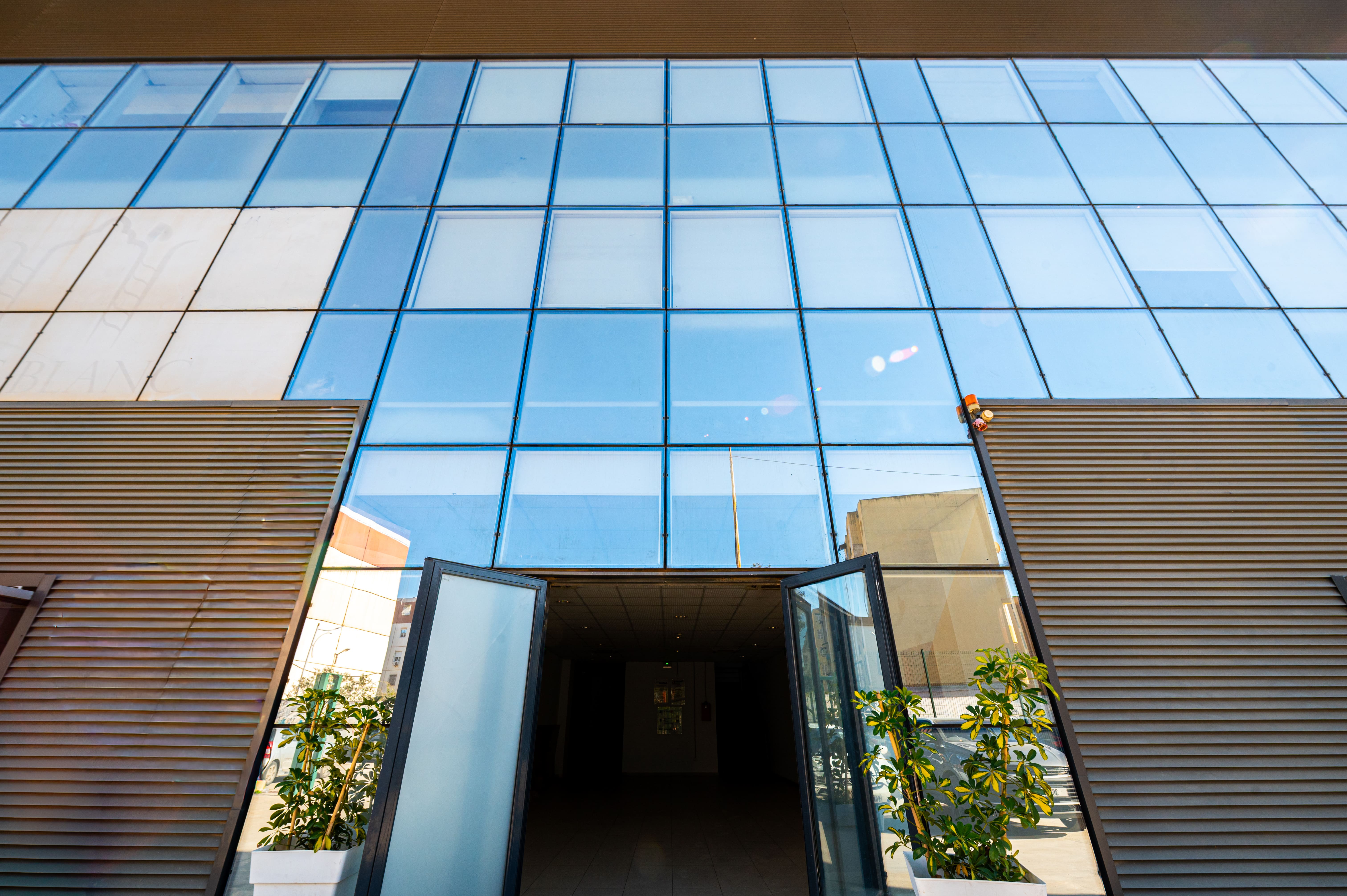 Medireflect: a reflective glass combining solar performance and architectural design